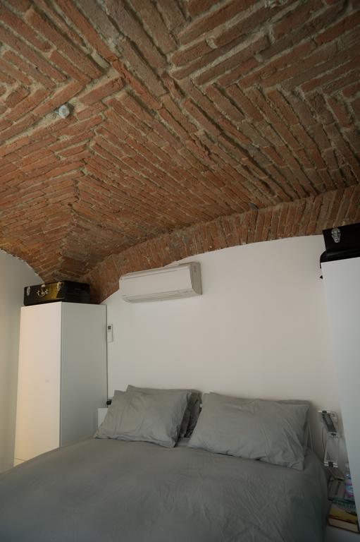 Elegant And Modern Loft In Medieval Bologna Apartment Room photo